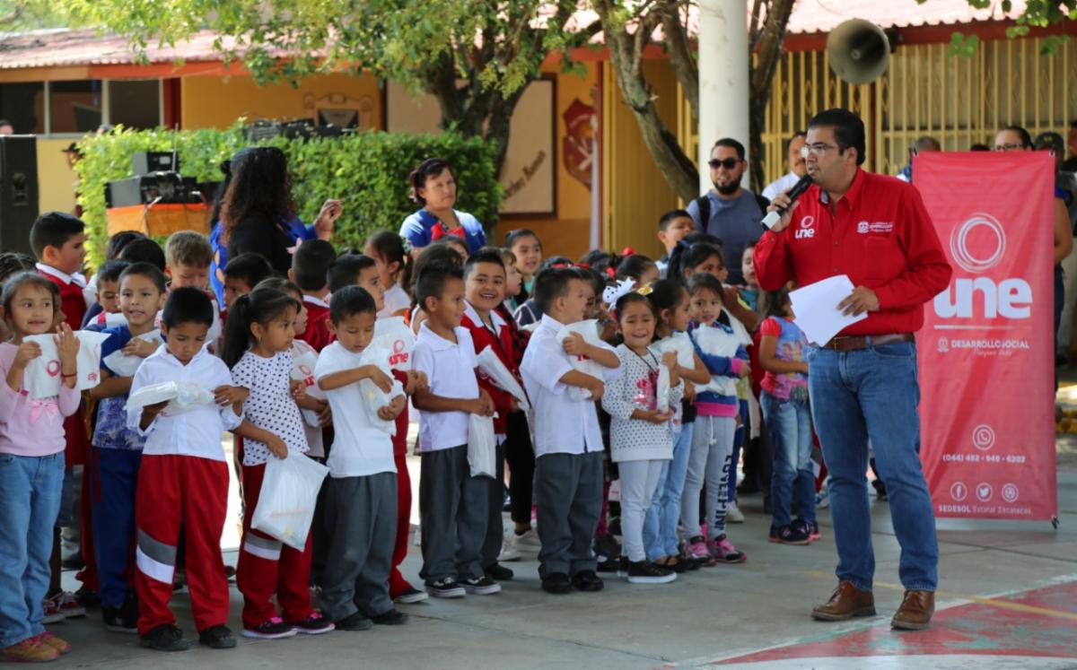 UNE ENTREGA PAQUETES ESCOLARES EN EL CAÑÓN DE TLALTENANGO