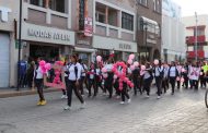 PROMUEVEN LA PREVENCIÓN DEL CÁNCER DE MAMA CON DESFILE
