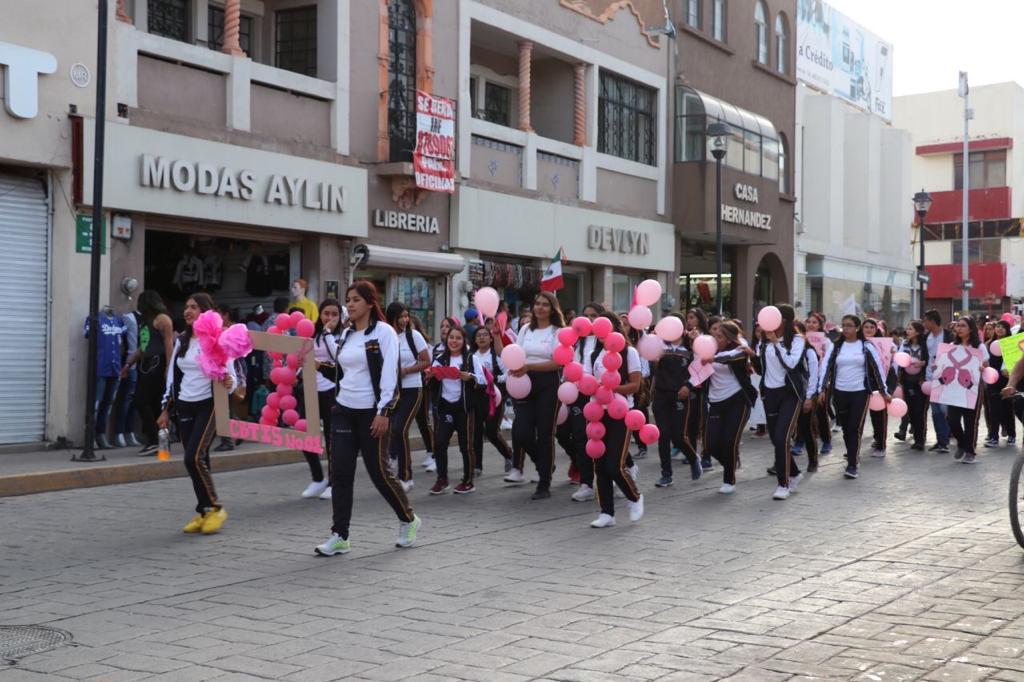 PROMUEVEN LA PREVENCIÓN DEL CÁNCER DE MAMA CON DESFILE