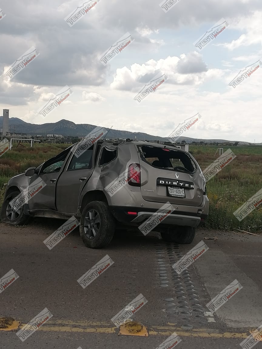VUELCA SU CAMIONETA