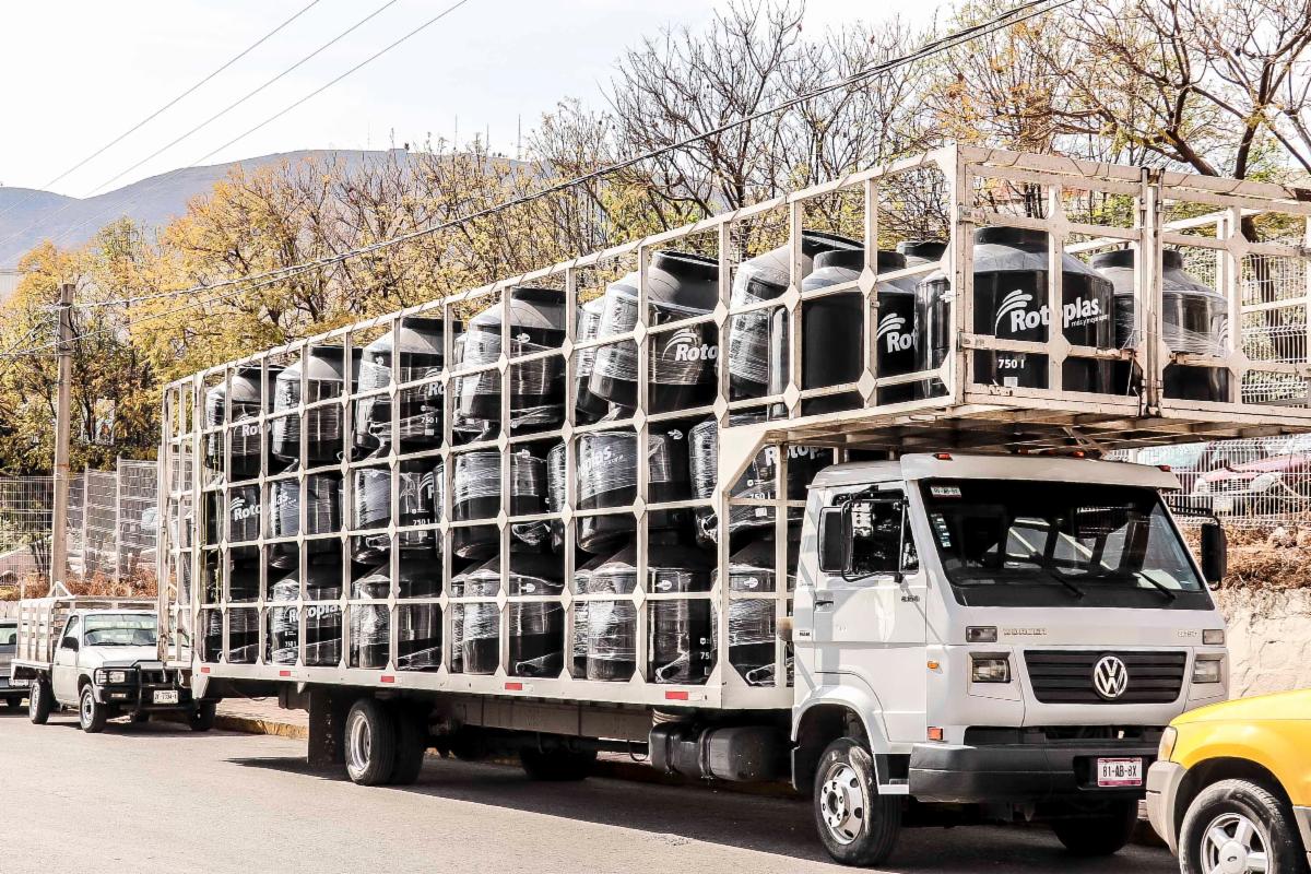 BENEFICIA GOBIERNO ESTATAL A MÁS DE 9 MIL PERSONAS CON LA ENTREGA DE MÁS DE 2 MIL TINACOS