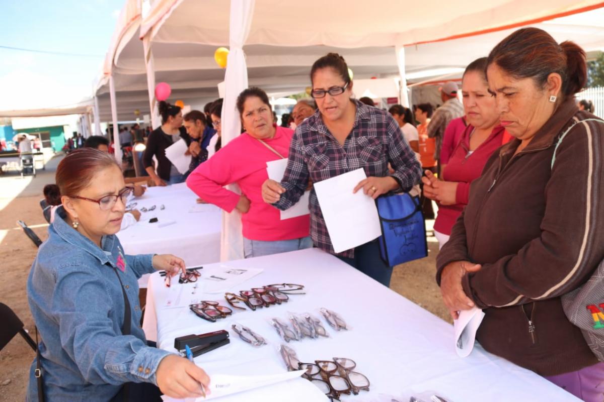 HABITANTES DE PÁNUCO RECIBEN ATENCIÓN DE DEPENDENCIAS GUBERNAMENTALES EN FERIA DIFERENTE