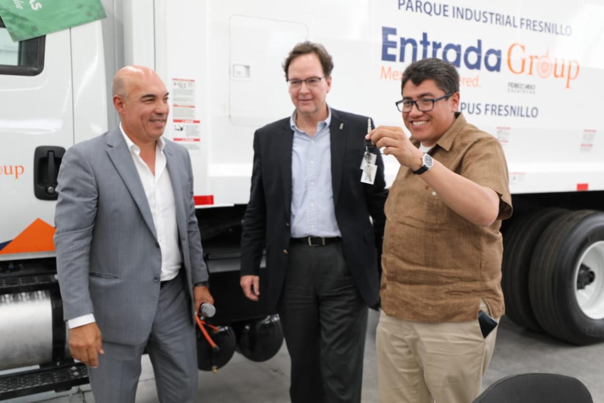 GOBIERNO DEL ESTADO ENTREGA CAMIÓN RECOLECTOR DE BASURA EN BENEFICIO DE PARQUE INDUSTRIAL FRESNILLO