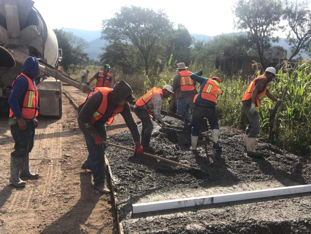 Ultiman detalles a Plaza Pública en la comunidad Los Guapos