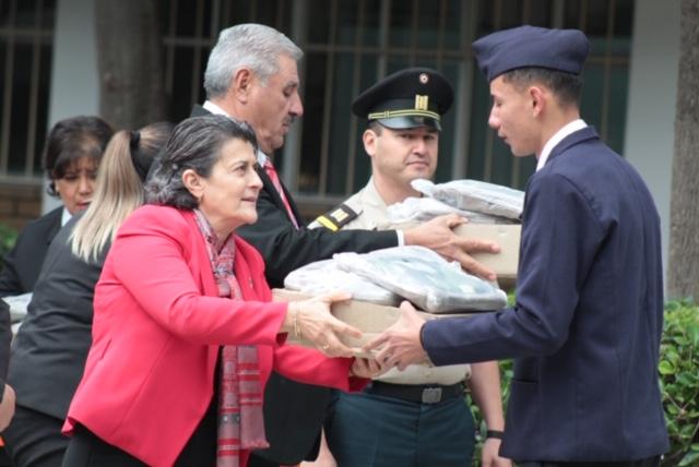 ENTREGAN UNIFORMES A ESTUDIANTES DEL BACHILLERATO GENERAL MILITARIZADO