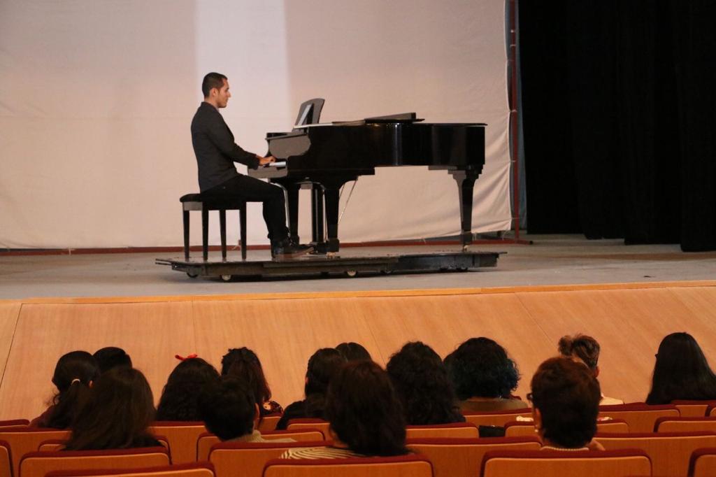 OFRECE ALEJANDRO RODRÍGUEZ EL CONCIERTO DE PIANO BLANCO Y NEGRO