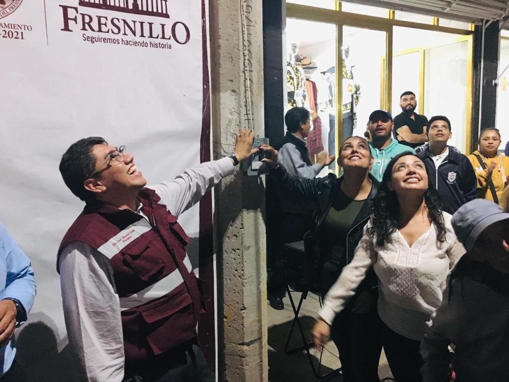 SAÚL MONREAL ENCIENDE LUMINARIAS EN LA CALLE SONORA