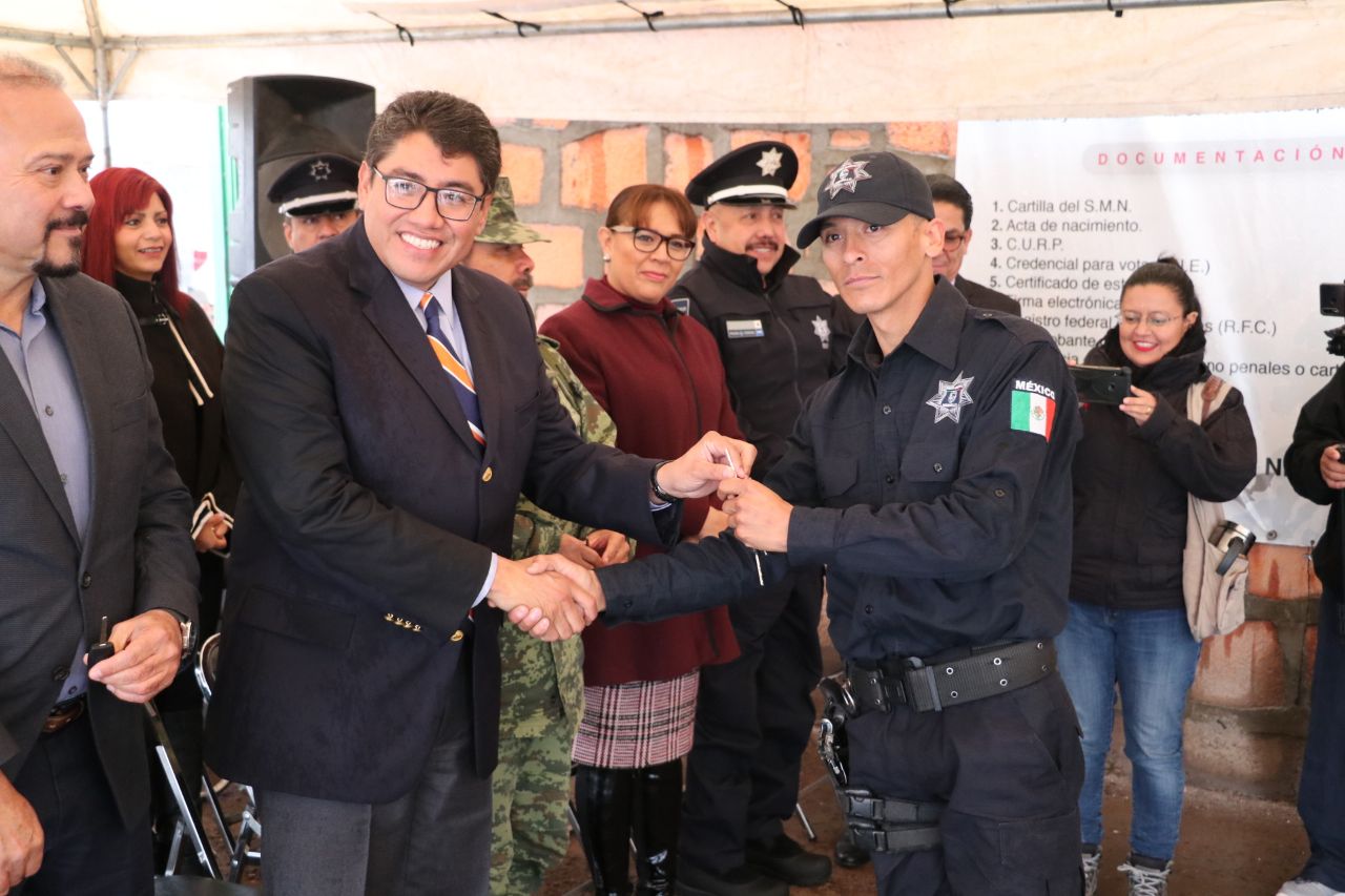 EQUIPAN Y CAPACITAN A LA POLICÍA MUNICIPAL