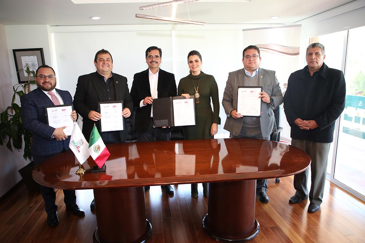 FIRMAN CONVENIO SEDIF-UAZ PARA APOYAR CON ACTIVIDADES ACADÉMICAS A MUJERES ALBERGADAS EN EL CAVIZ