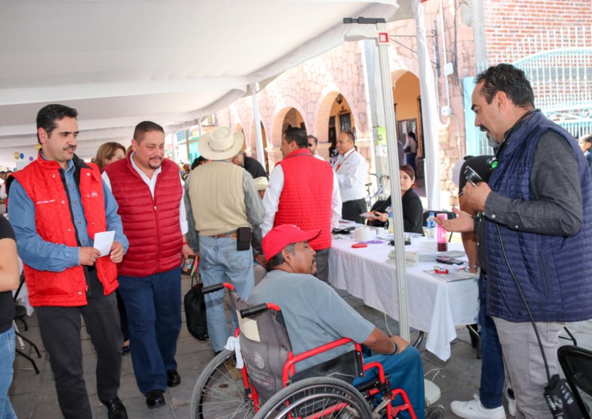 RECIBEN HABITANTES DE LUIS MOYA SERVICIOS MÉDICOS, ASESORÍA LEGAL Y MÁS, EN LA FERIA DIFERENTE