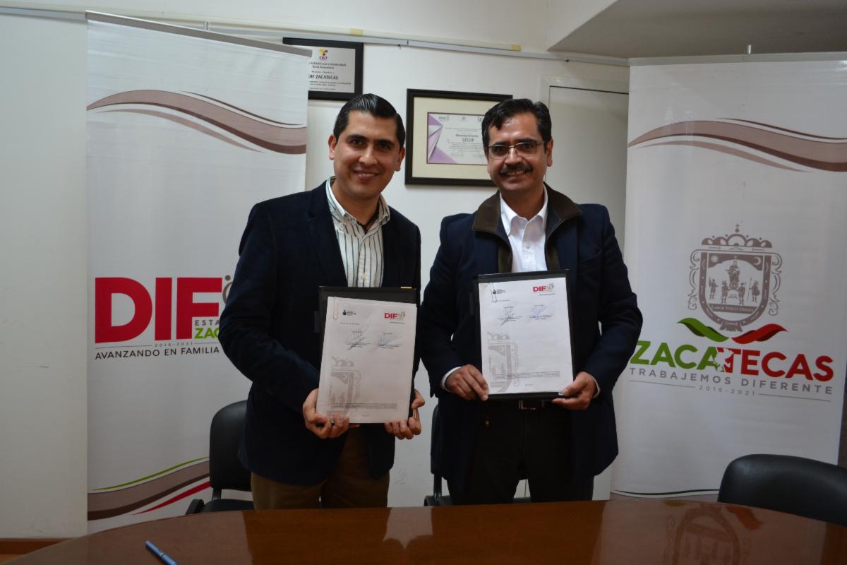 FIRMAN CONVENIO IZEA Y SEDIF PARA IMPULSAR EL PROGRAMA VER BIEN PARA APRENDER MEJOR