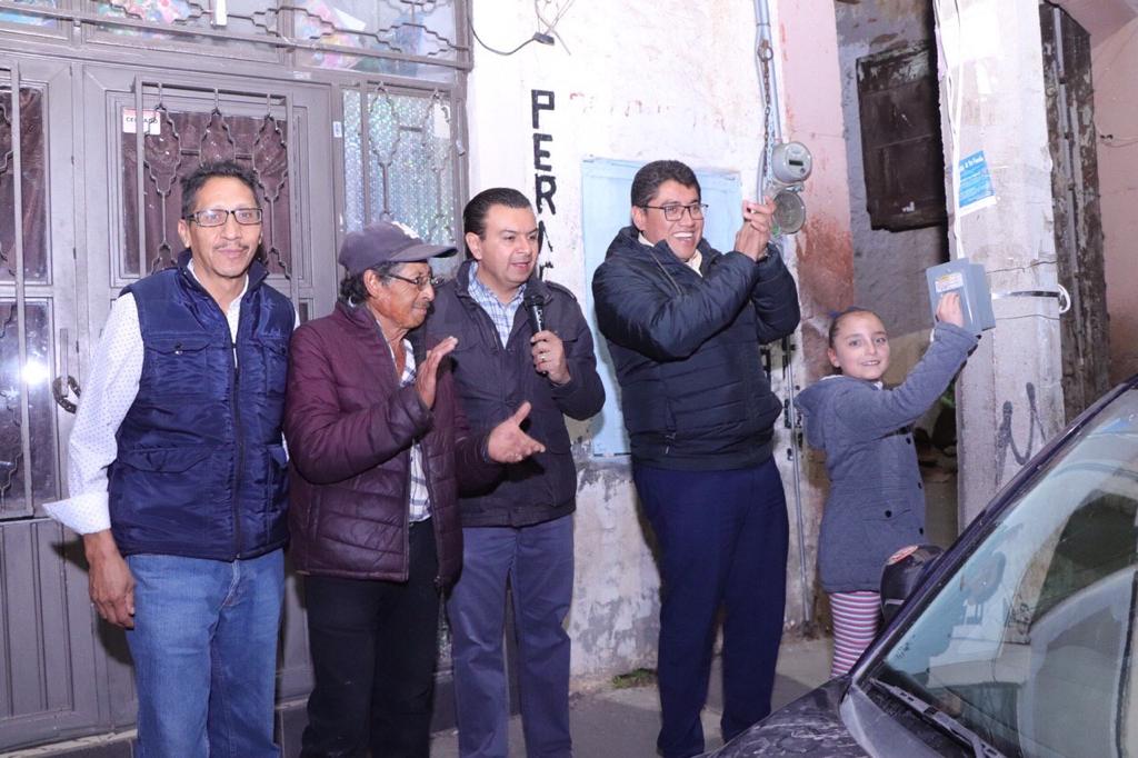 EL PRESIDENTE MUNICIPAL ENCENDIÓ LAS LUMINARIAS DE LA CALLE HEROICO COLEGIO MILITAR