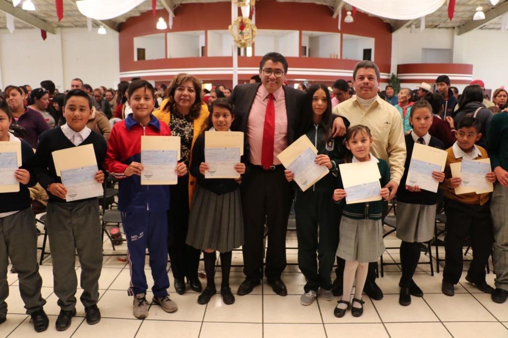 ENTREGA SAÚL MONREAL BECAS A ESTUDIANTES DE FRESNILLO