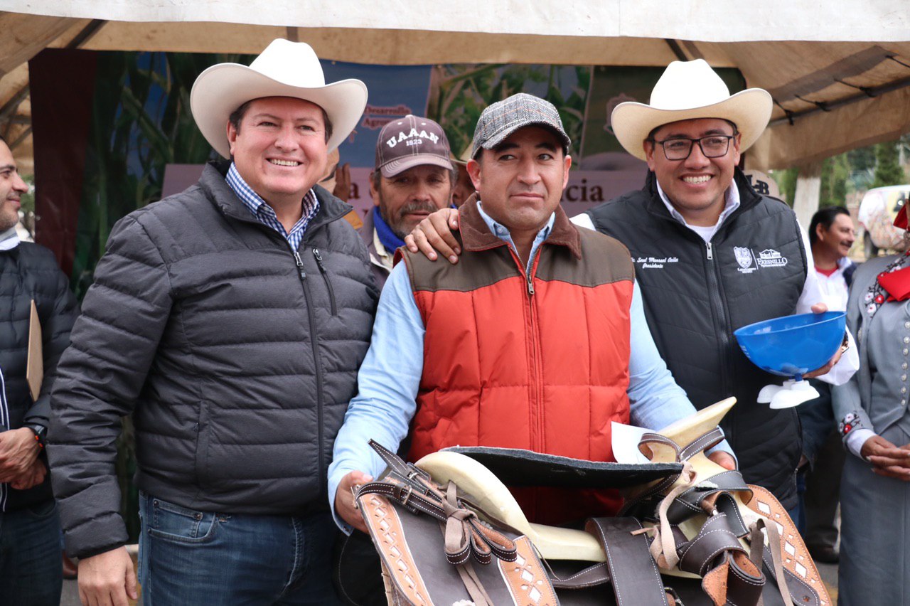 ALCALDE CUMPLE A PRODUCTORES CON LA ENTREGA DE IMPLEMENTOS AGRÍCOLAS