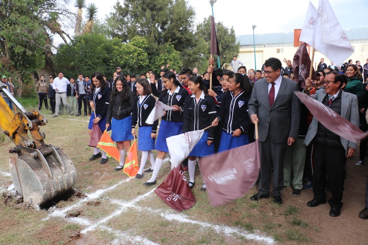 SAÚL MONREAL DA EL BANDERAZO DE ARRANQUE DE LA OBRA DE SANITARIOS EN LA SECUNDARIA BENITO JUÁREZ