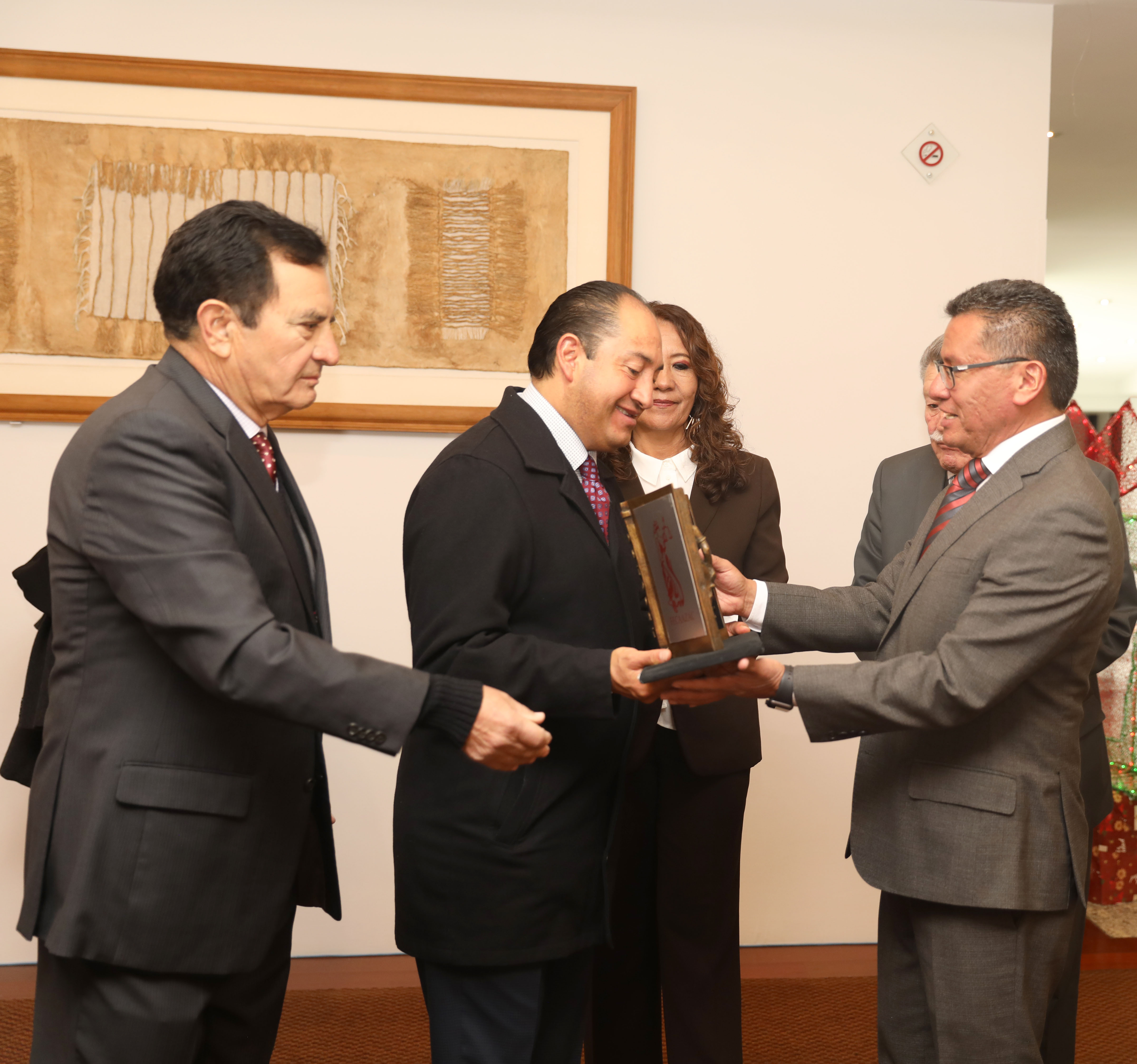 CONAMEX ENTREGA PRESEA A MAGISTRADO ARMANDO ÁVALOS ARELLANO