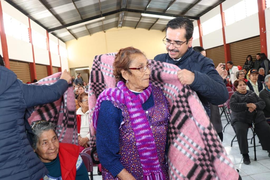 ENTREGA SEDIF MÁS DE MIL APOYOS INVERNALES EN JEREZ, TEPETONGO Y MONTE ESCOBEDO