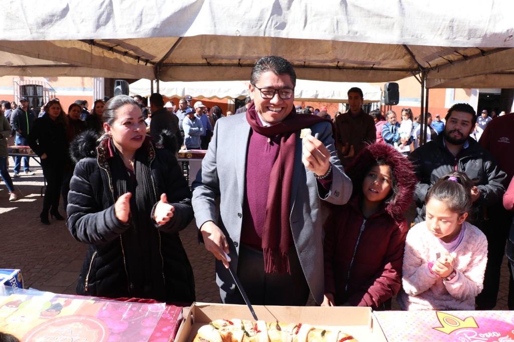 REALIZA ALCALDE SAÚL MONREAL TRADICIONAL PARTIDA DE ROSCA DE REYES