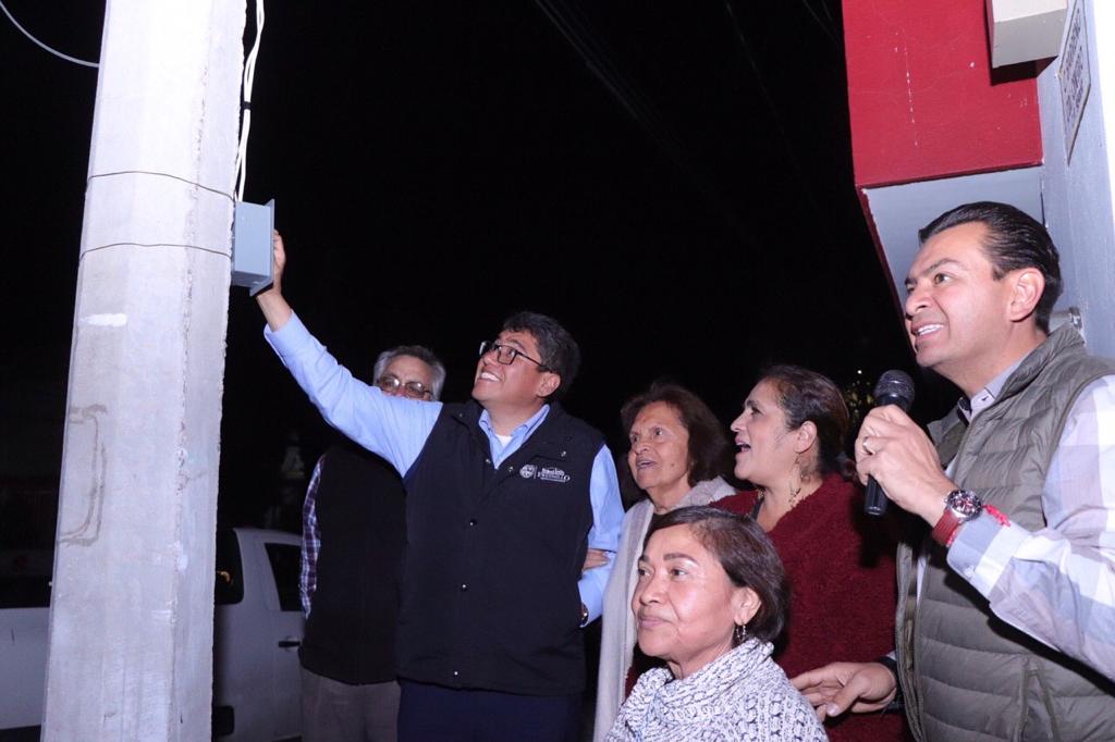 ENCIENDEN LUMINARIAS EN LA CALLE BARRENO