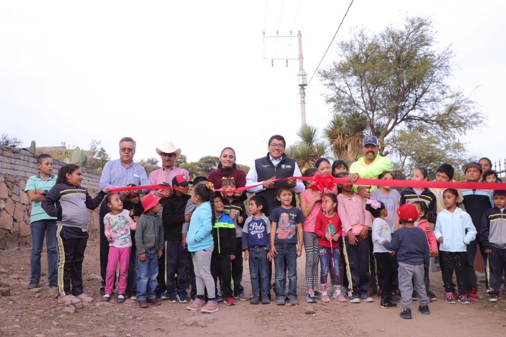 SAÚL MONREAL ENTREGA AMPLIACIÓN DE RED ELÉCTRICA EN SAN JUAN DE LA CASIMIRA