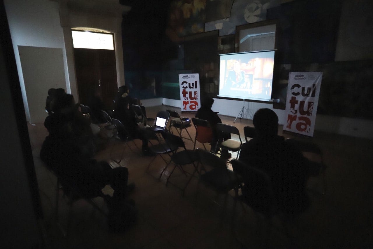 EN EL FOYER DEL TEATRO SE EXHIBE LA PELÍCULA “MUERTE ENTRE LAS FLORES”