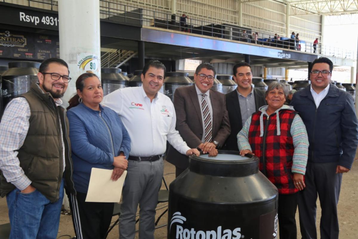 MEDIANTE EL PROGRAMA UNE EQUIPA TU HOGAR, SEDESOL ENTREGA A FAMILIAS FRESNILLENSES 2 MIL 500 TINACOS
