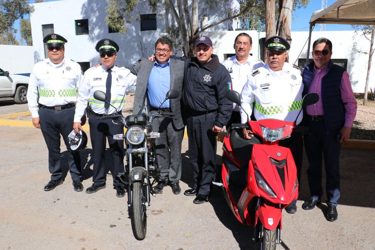SAÚL MONREAL ÁVILA ENTREGA PREMIOS A LOS POLICÍAS VIALES DE FRESNILLO