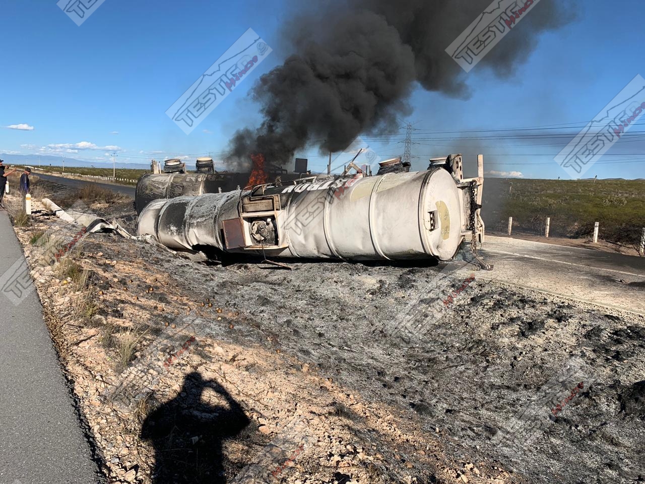 VUELCA Y SE INCENDIA PIPA: UN MUERTO
