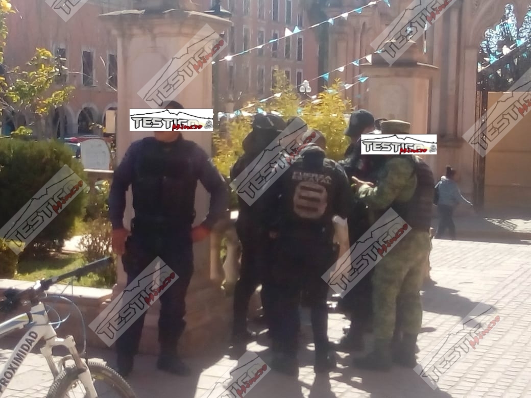 JOVEN DESARMA A PREVENTIVO Y LE APUNTA A LA CABEZA