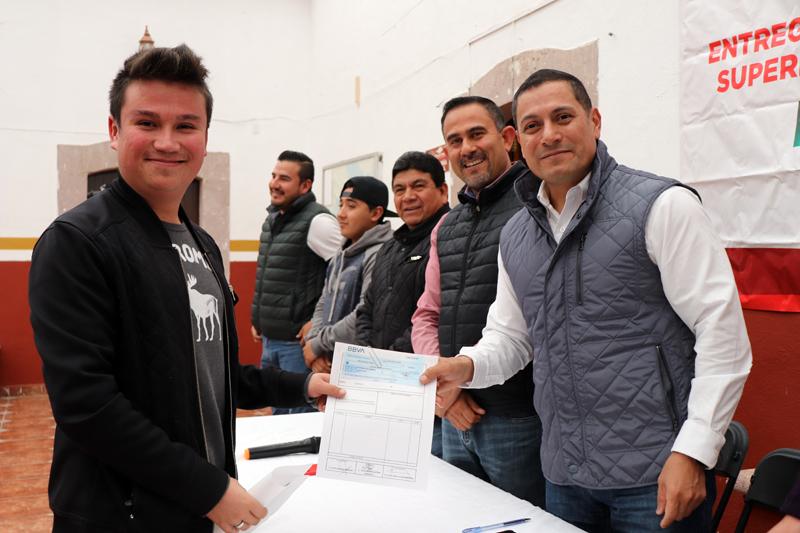 MEDIANTE EL PROGRAMA 2X1 ENTREGAN BECAS Y EQUIPAMIENTO ESCOLAR A ESTUDIANTES DE CUAUHTÉMOC