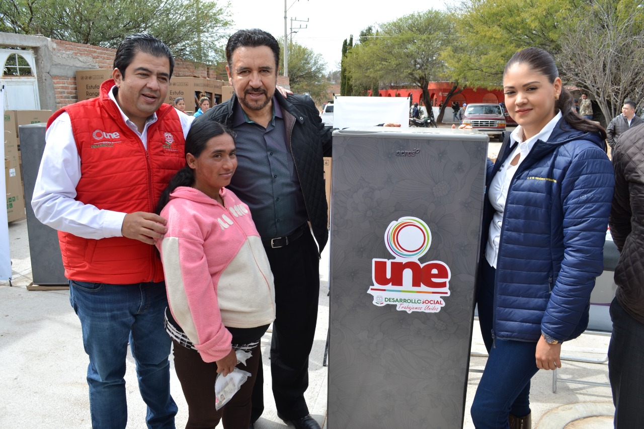 Miguel Torres encabeza entrega de apoyos del programa UNE en Villanueva