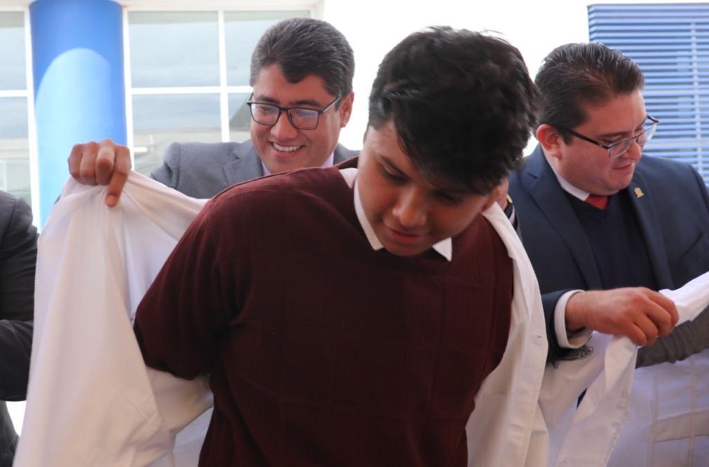 PARTICIPA ALCALDE SAÚL MONREAL EN LA IMPOSICIÓN DE BATAS EN LA UNIDAD DE MEDICINA HUMANA