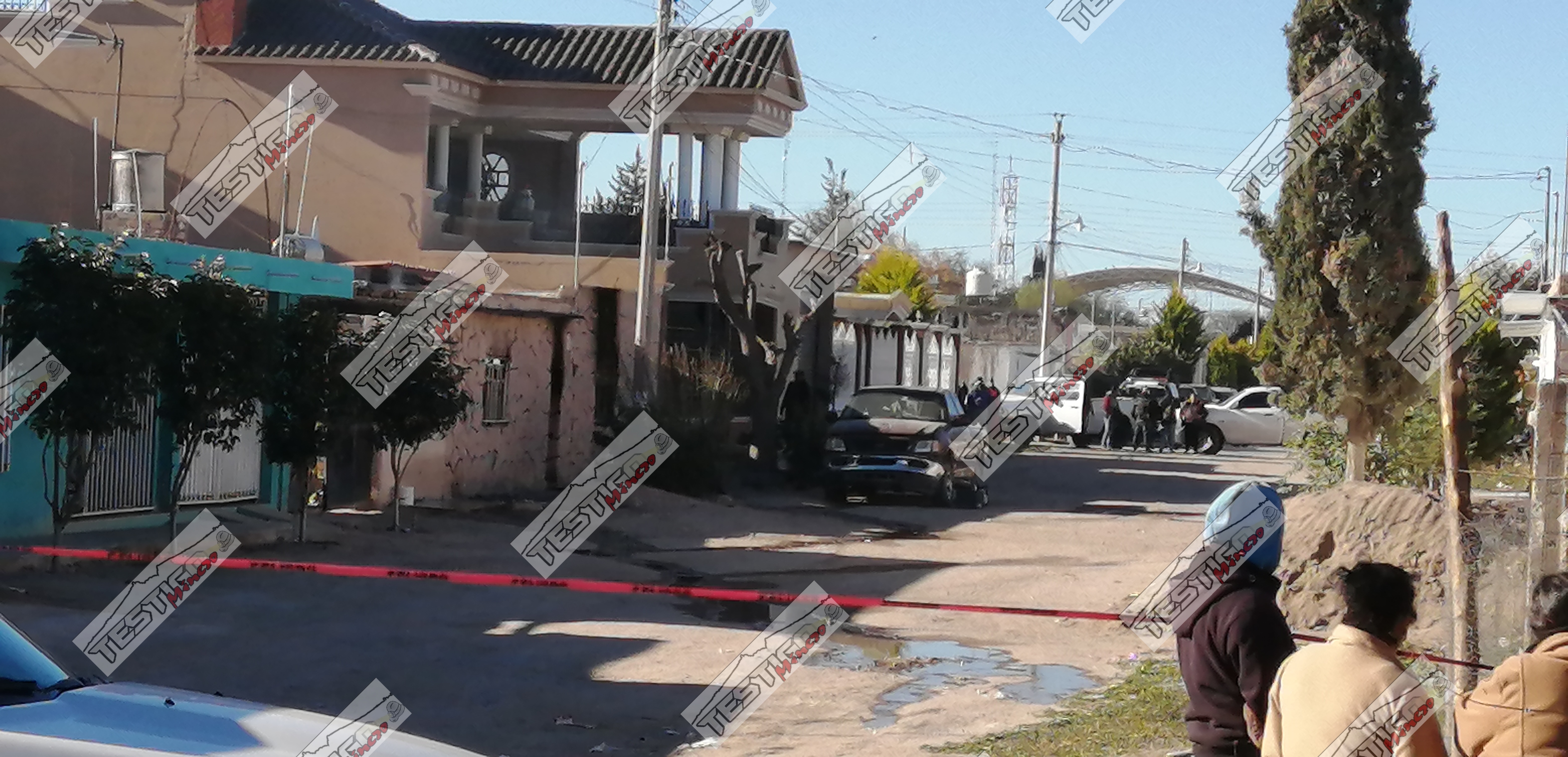 ATACAN FAMILIA A BALAZOS Y CON BOMBA:UNA MUERTA