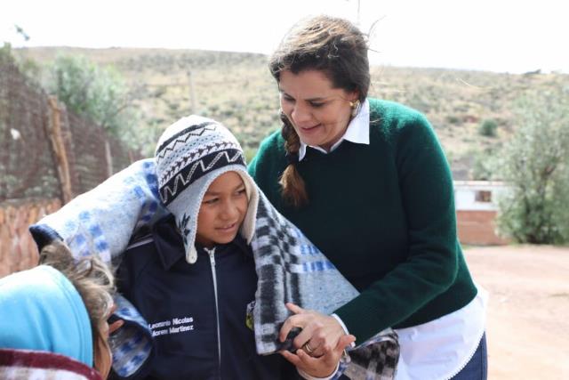 POR BAJAS TEMPERATURAS, PRESIDENTA DEL SEDIF ENTREGA COBIJAS A 3 MIL PERSONAS DE ZACATECAS Y GUADALUPE