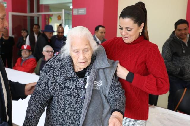 ARROPA PRESIDENTA DEL SEDIF A USUARIOS DE LA CASA DEL ABUELO