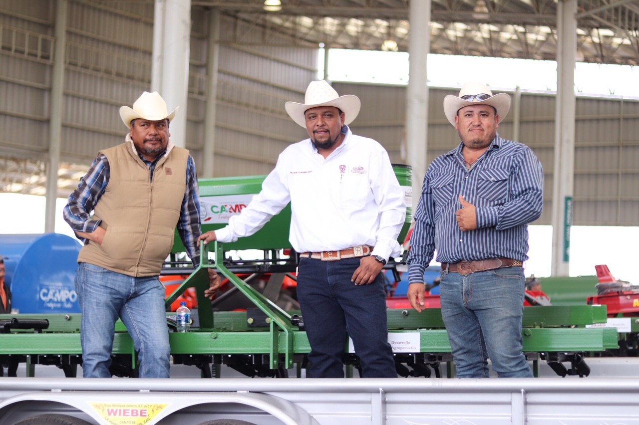 ENTREGAN IMPLEMENTOS AGRÍCOLAS A PRODUCTORES DEL CAMPO ﻿