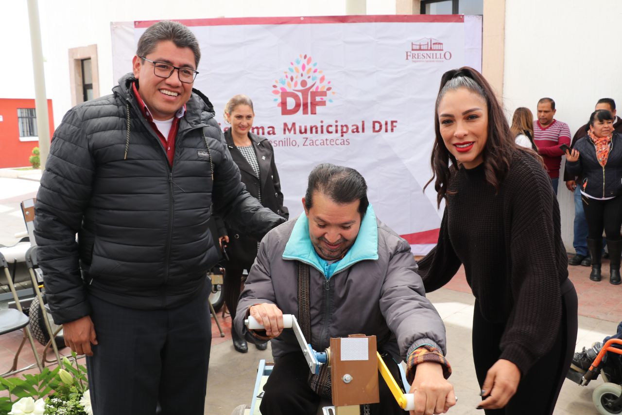 BENEFICIAN A 50 PERSONAS CON DISCAPACIDAD MOTRIZ CON LA ENTREGA DE CARRITOS DE MOVILIDAD CON MANIVELA ﻿