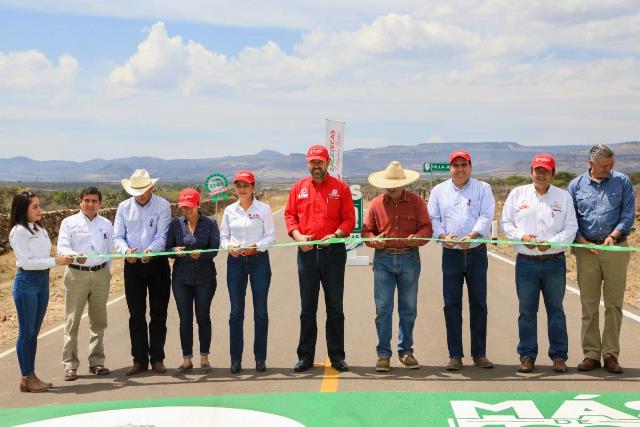 GOBERNADOR ALEJANDRO TELLO CUMPLE A TEPECHITLÁN CON ENTREGA DE OBRAS Y APOYOS SOCIALES