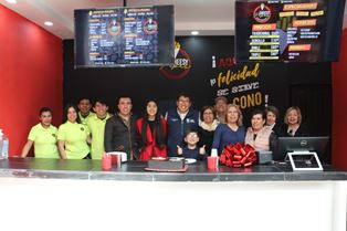 SAÚL MONREAL INAUGURA CHEESY PAPAS EN PLAZA PORTAL