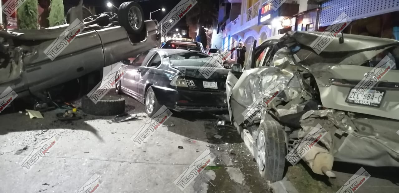 CHOCA, VUELCA Y DAÑA 7 VEHÍCULOS