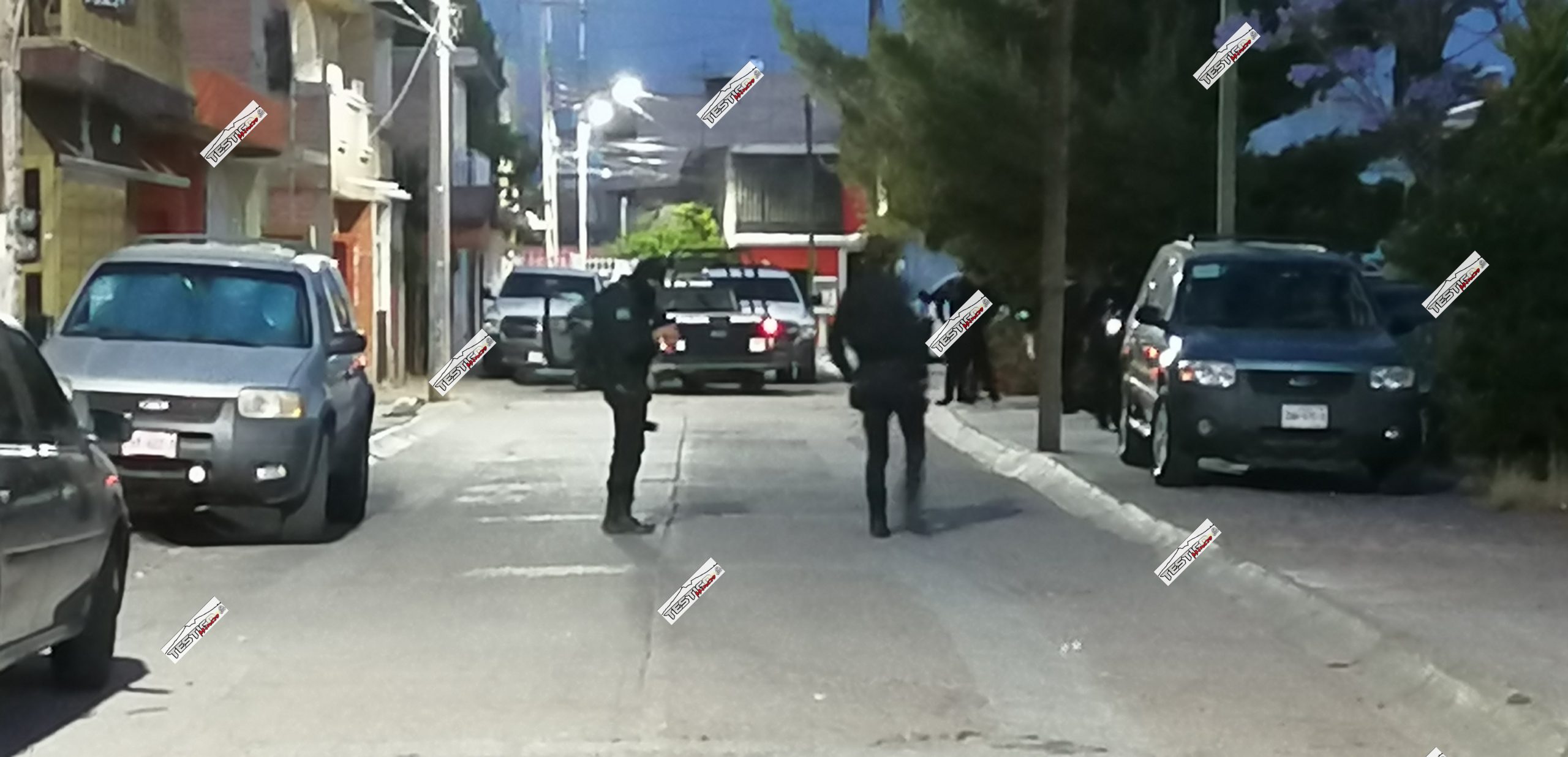 BALEAN DOMICILIOS, VEHÍCULOS Y DEJAN NARCO MENSAJE EN LA MINERA.