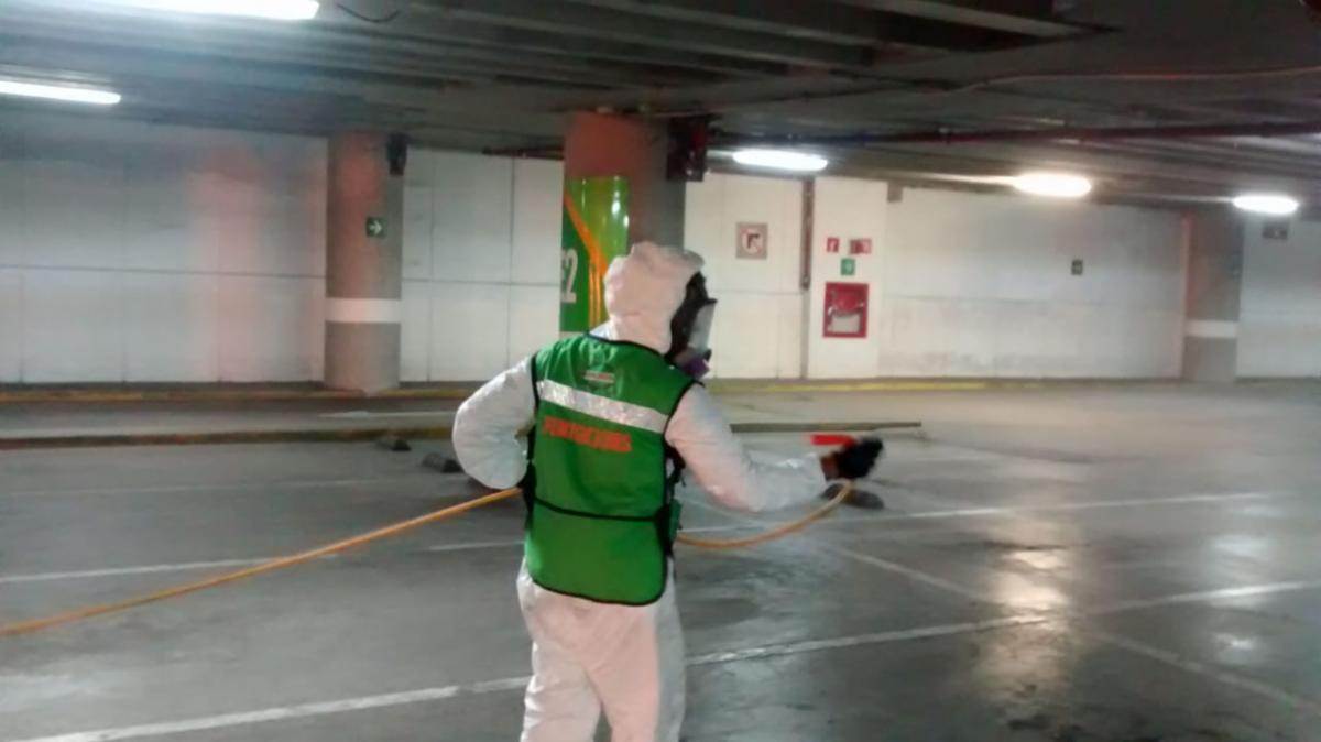 REALIZA SEDIF SANITIZACIÓN PERMANENTE DEL ESTACIONAMIENTO DE PLAZA BICENTENARIO