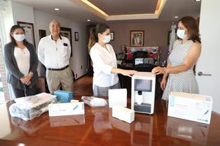 PRESIDENTA DEL SEDIF ENTREGA AL COLEGIO DE PEDIATRÍA APARATO PARA DETECCIÓN DE FIBROSIS QUÍSTICA