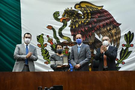 En la LXIII Legislatura se entregó este miércoles la medalla Tomás Torres Mercado al mérito jurídico