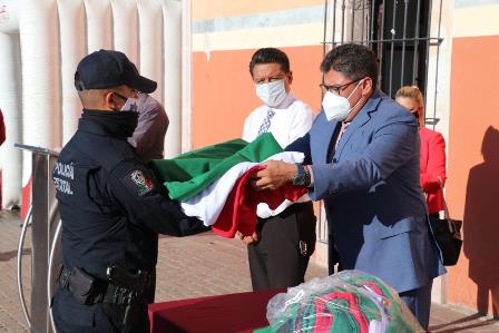 ALCALDE SAÚL MONREAL REALIZA ENTREGA DE BANDERAS DE INTEMPERIE