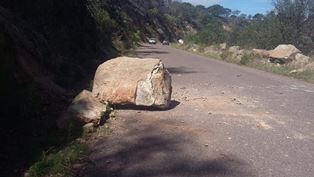 ATIENDE GOBIERNO ESTATAL DESPRENDIMIENTO DE ROCAS EN CARRETERA DE NOCHISTLÁN-JALPA