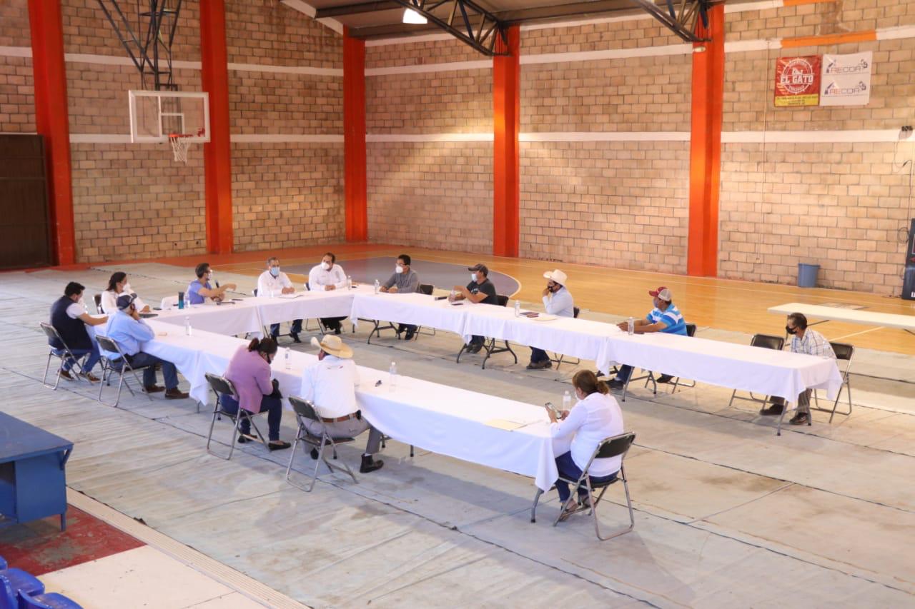 Reunión entre productores de Durazno, autoridades de SECAMPO y miembros del Consejo de Salud.