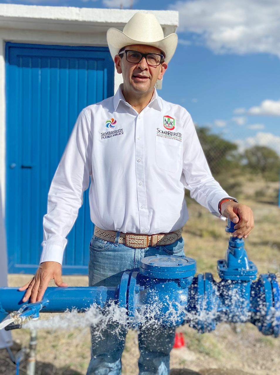 Equipamiento de pozo profundo en la comunidad de Mateo Gómez y entrega de cemento para pavimentación del exterior de la iglesia