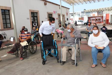 ENTREGA SEDIF, EN FRESNILLO, HERRAMIENTAS DE MOVILIDAD PARA PERSONAS CON DISCAPACIDAD