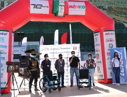 FUNDACIÓN TELMEX-TELCEL DONA SILLAS DE RUEDAS A SEDIF DURANTE ARRIBO DE CARRERA PANAMERICANA